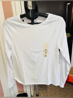 No Boundaries Women's Long-Sleeve White Crew Tee